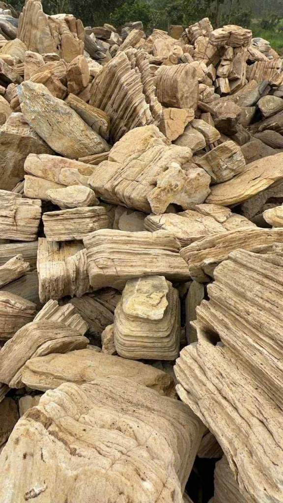 đá vân mây làm hòn non bộ sân vườn tại Hóc môn
